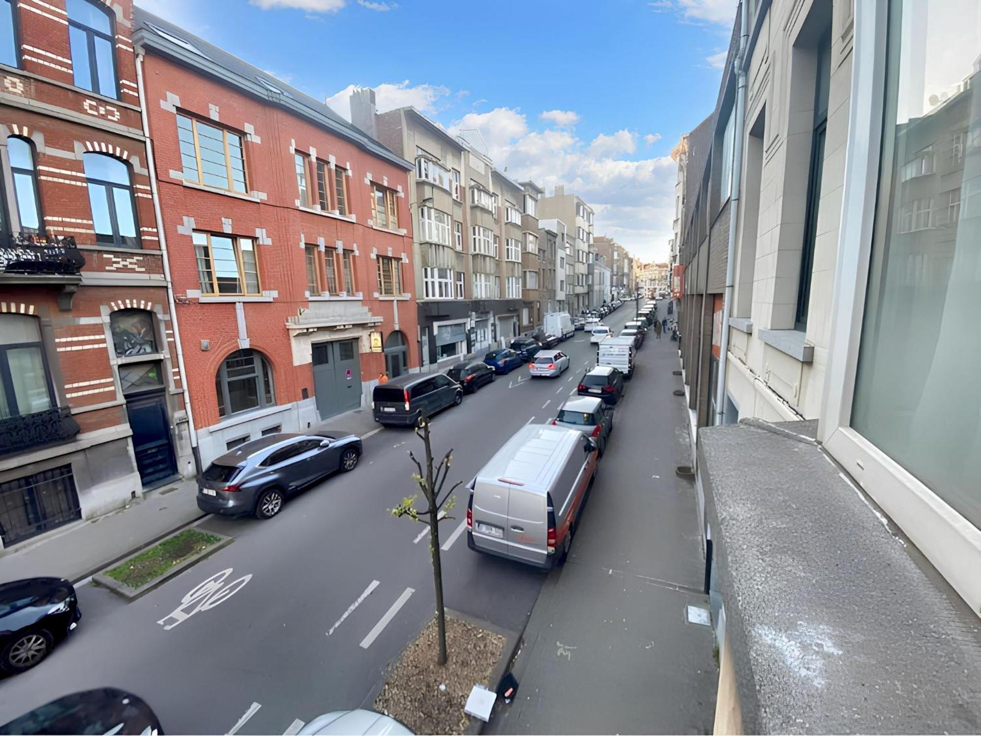 Appartement Modern In Molenbeek Saint Jean / 77 M² / Parking